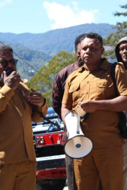 Selamatkan Masa Depan Papua, Willem Wandik Turun Langsung Berantas Judi dan Miras di Tolikara
