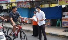 Turun Ke Jalan , Bupati Enrekang Bersama BPBD Bagikan Masker di Lampu Merah.