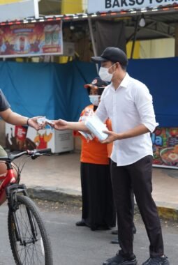 Turun Ke Jalan , Bupati Enrekang Bersama BPBD Bagikan Masker di Lampu Merah.