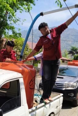 Sumber Air Baku PDAM Menipis, Diskominfo Enrekang Salurkan Air Bersih Untuk Warga.